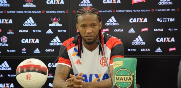 Feliz e com tranças rubro-negras: Vaz tenta apagar imagem de "vascaíno"
