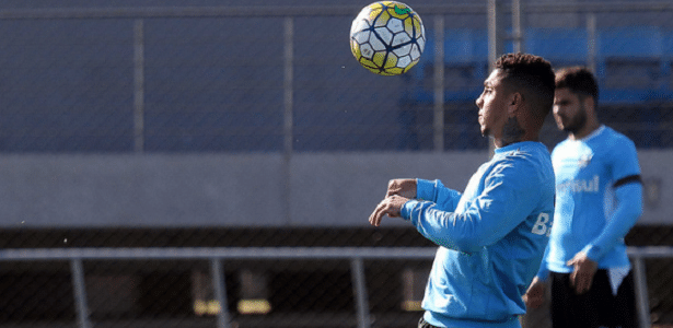 Ex-Chelsea volta ao Grêmio após 3 meses para reverter sina de poucos jogos