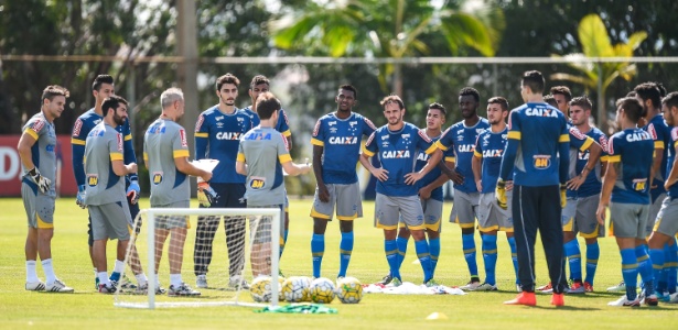 Treino horas após jogo, período integral e mistério. Cruzeiro altera rotina