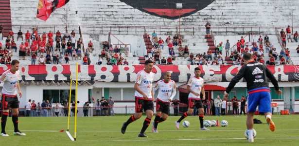Torcidas deixam protestos de lado e apoiam Fla e Vasco antes do clássico