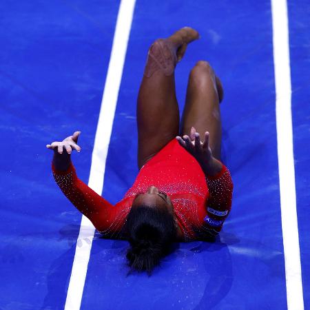 Simone Biles dá show, repete 'salto perfeito' e lidera o Mundial