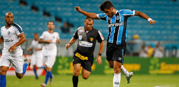Do chapéu à caxumba: Henrique Almeida repete sina no Grêmio