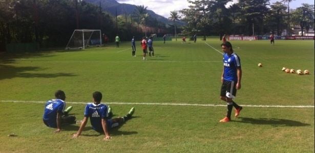 Flamengo estreia uniforme de treino azul em último ajuste antes do Santos
