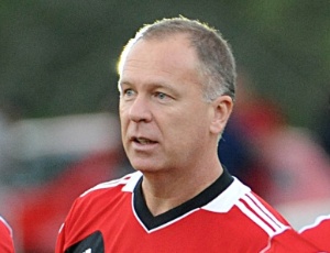 Fla pega líder Coritiba e completa 3 meses longe do Rio em estreia oficial de Mano