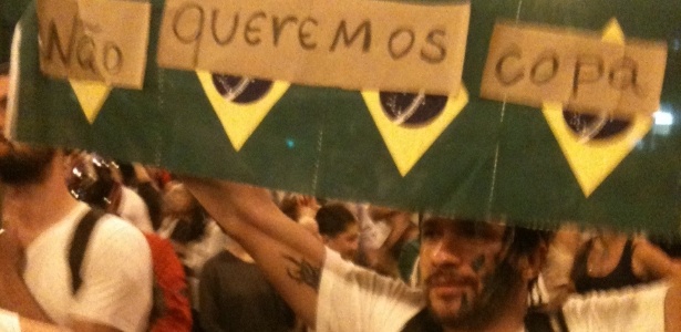 Manifestante carrega cartaz contrário à realização da Copa do Mundo, em Belo Horizonte