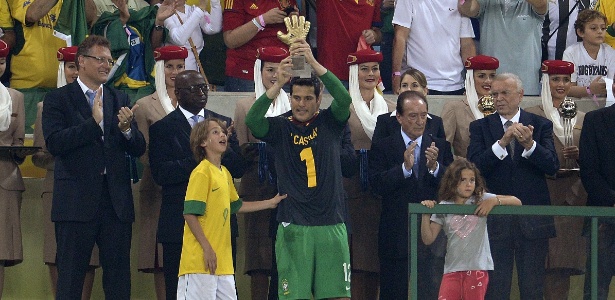 Com camisa de Casillas, Julio Cesar recebe prêmio de melhor goleiro