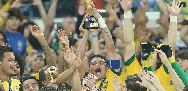 Thiago Silva levanta taça de campeão da Copa das Confederações