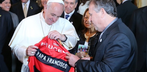 Papa ganha camisa do Fla das mãos de Zico e benze bandeira da Olimpíada no Rio