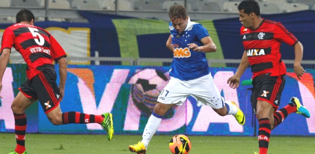 Jogadores do Cruzeiro se preparam para enfrentar Flamengo mais ofensivo