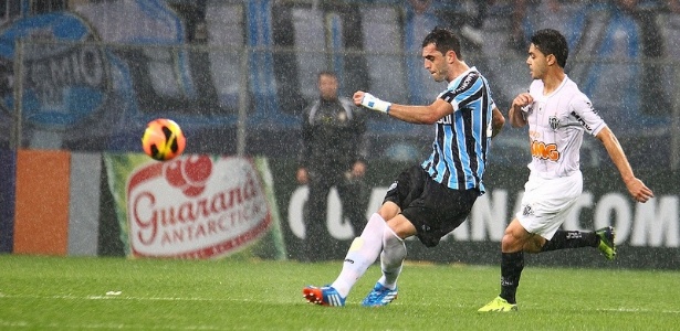 Defesa leva quase 50% dos gols de 2014 e vira novo problema no Grêmio