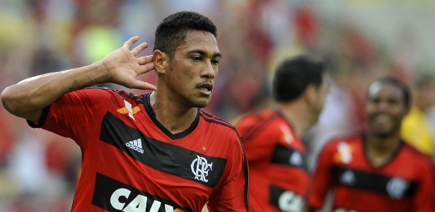 Hernane supera até astros da Espanha e se isola na artilharia do Maracanã