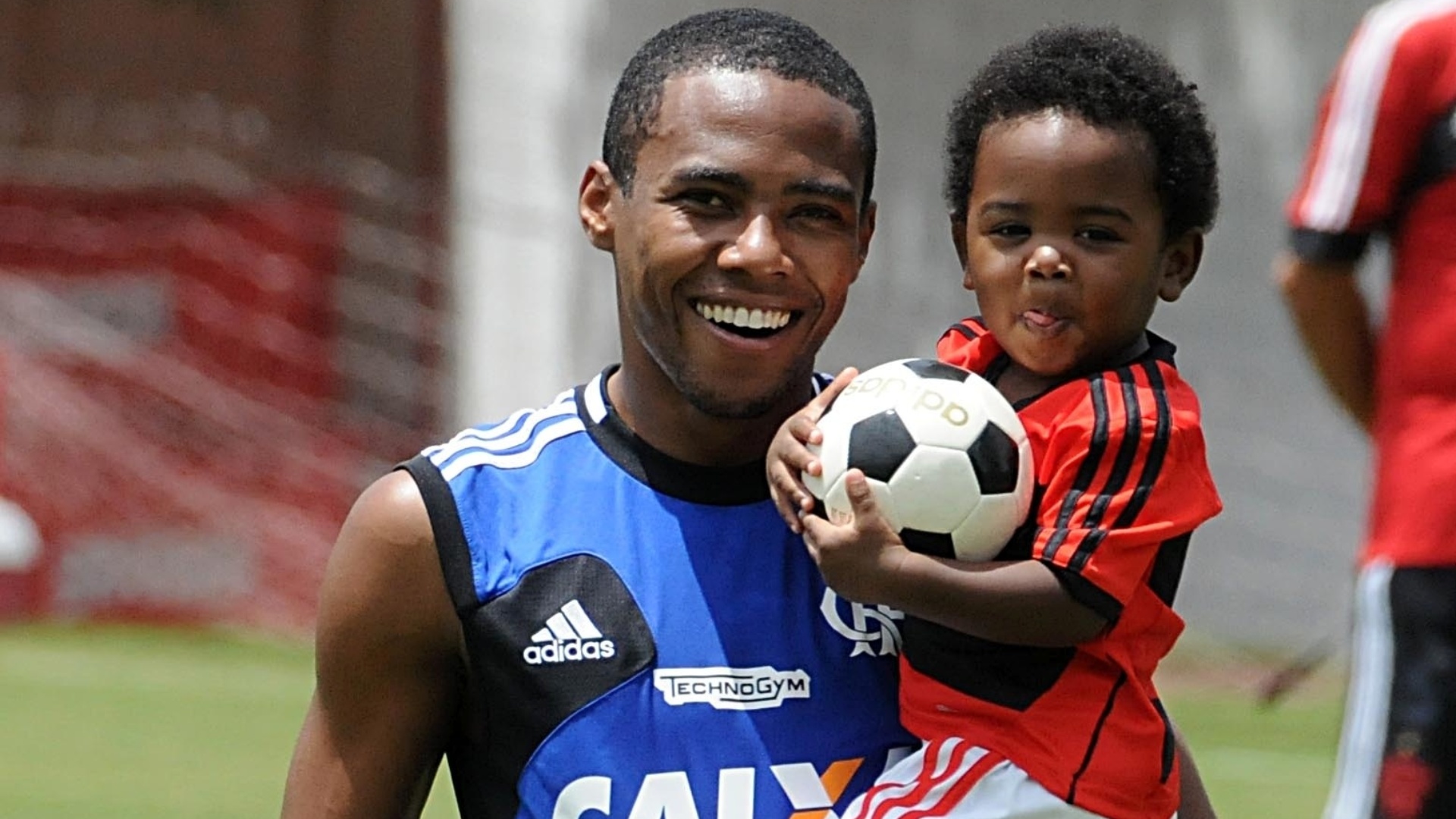 Elias tem atuação discreta no Fla e se preocupa com doença grave do filho