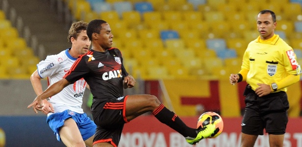 Chuva, TV e preços afastam torcida, e Fla tem pior público no Maracanã