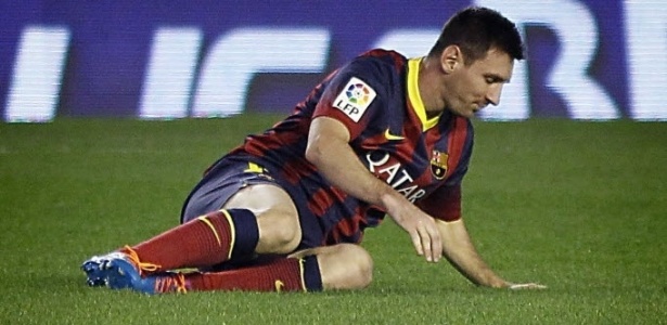Messi cai após sentir lesão na coxa esquerda