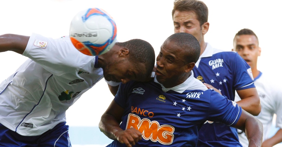 Estreia do Cruzeiro tem descontrole, indecisão, traves e dois reinícios