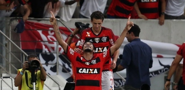 Hernane marca, Fla vence Nova Iguaçu e é 1º time classificado às semifinais