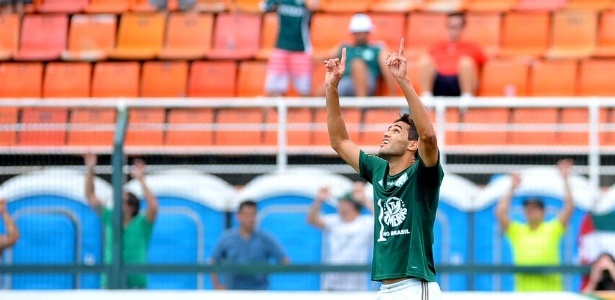 Alan Kardec comemora um de seus gols pelo Palmeiras no Paulista