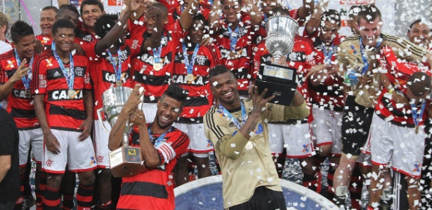 Léo Moura invade gramado do Maracanã e levanta Taça Guanabara