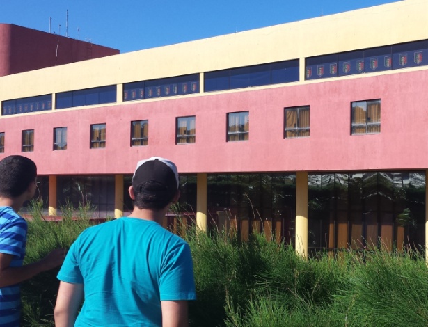 Italia, isolamento a Natal: coperte le finestre (FOTO) 34 andar em que atletas estao hospedados ganhou protecao em azul escuro impedindo contato visual com a torcida