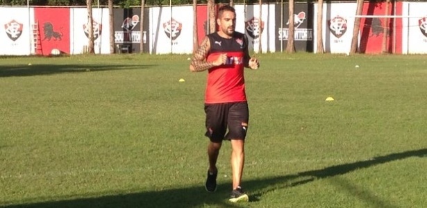 O meia Escudero realizou uma corrida no campo do CT e voltará a jogar em agosto