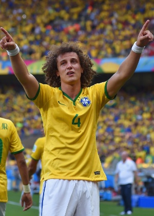 25.jun.2014 - David Luiz chora ao comemorar seu gol, o único do Brasil na partida contra o Chile pelas oitavas