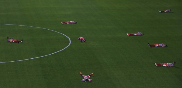 Jogadores do Operário-MT ficam deitados no gramado da Arena Barueri