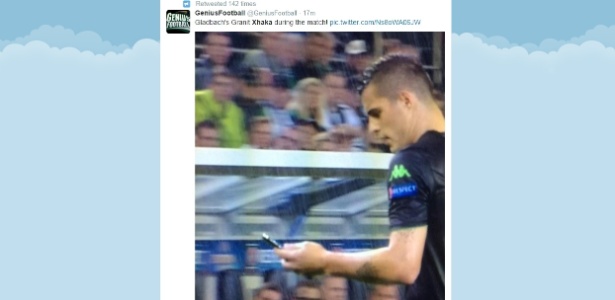 Reprodução do tweet que mostra Xhaka recolhendo um celular no gramado 