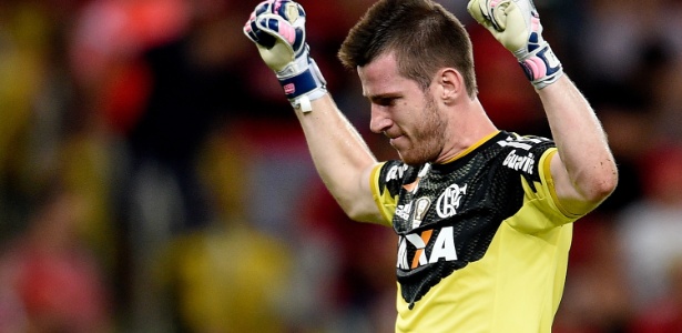 Paulo Victor tem sido decisivo no Fla. E Luxa já cobra goleiro na seleção