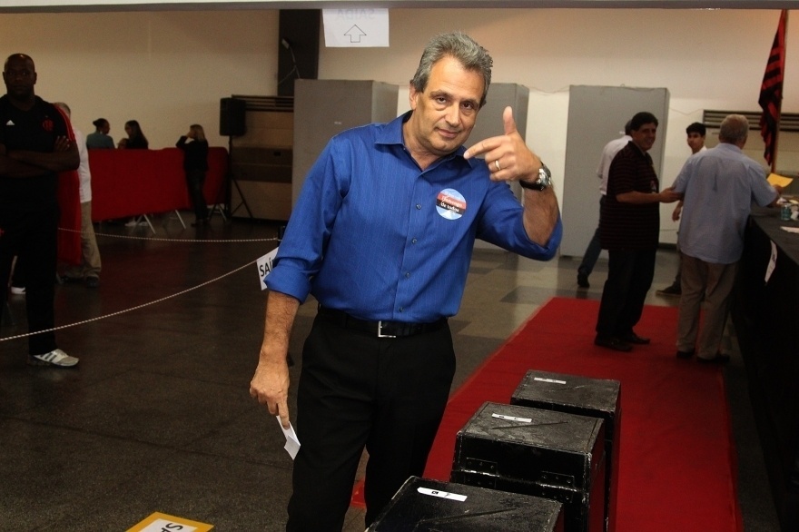 Batalha política extrapola muros do Flamengo e para no WhatsApp