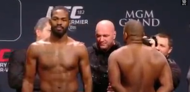 Jones ficou de frente para o público em Las Vegas, com Daniel Cormier de costas