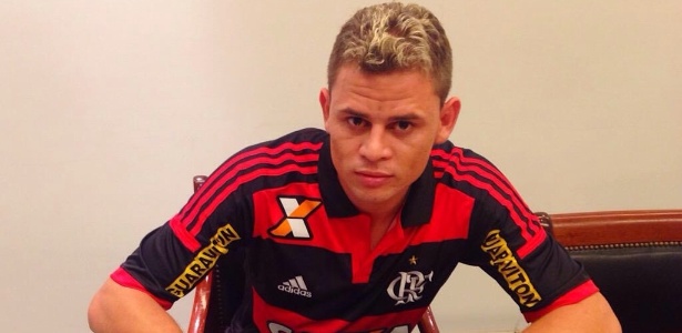 Coritiba acerta com atacante colombiano e aguarda por volante do Flamengo