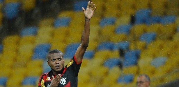 Marcelo Cirino vive dilema entre ser homem gol e garçom no Flamengo