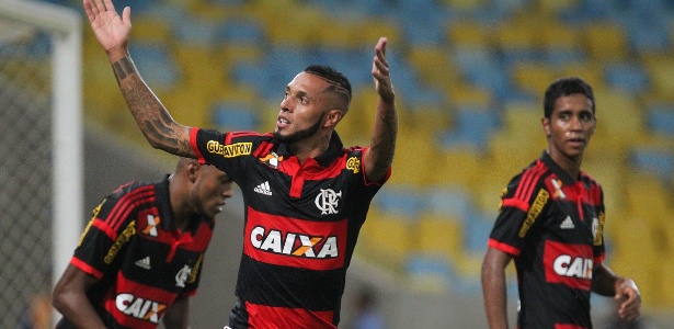 Paulinho sofre com lesões e falta de sequência, mas Fla já sabe o que fazer