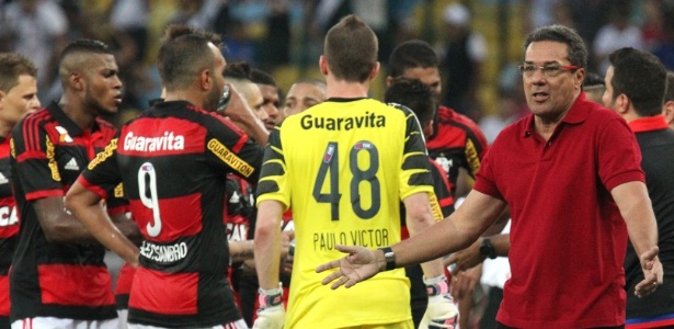 Fla junta os cacos após eliminação e Luxa faz cobranças por reforços