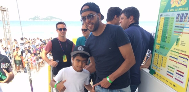 Filho faz atacante do Fla virar fã de surfe. Ele até tietou Kelly Slater