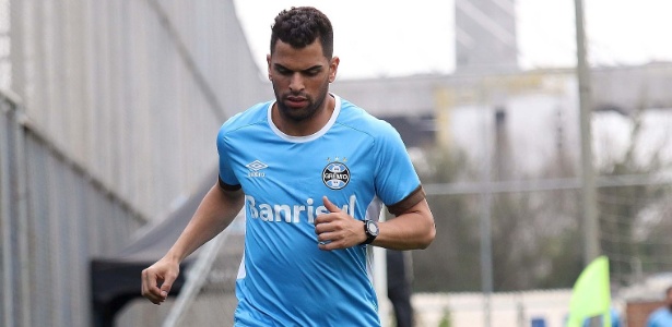 Capitão ou dispensável? Maicon vive condição inédita no Grêmio