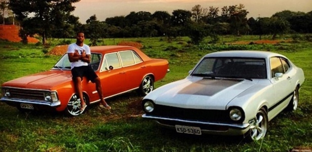 Fã de carros antigos, Dedé desfila no Cruzeiro com modelos criados em 1970