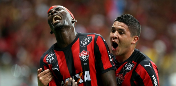 Felipe Oliveira/AGIF Kanu foi ao ataque e não desperdiçou: na insistência, anotou o segundo gol do Vitória