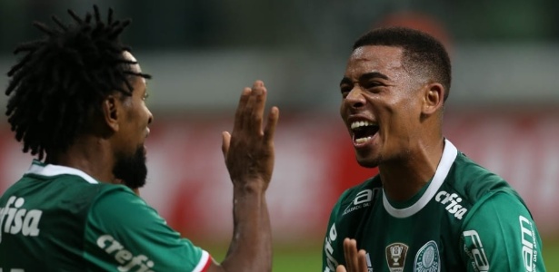 Zé Roberto e Gabriel Jesus comemoram após gol do Palmeiras
