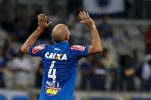 Autor do gol, Bruno Rodrigo celebra vitória do Cruzeiro como mandante