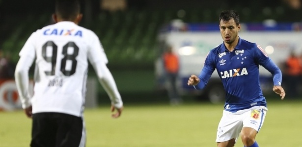 A bola queimou no pé. Interino tenta explicar péssima estreia do Cruzeiro