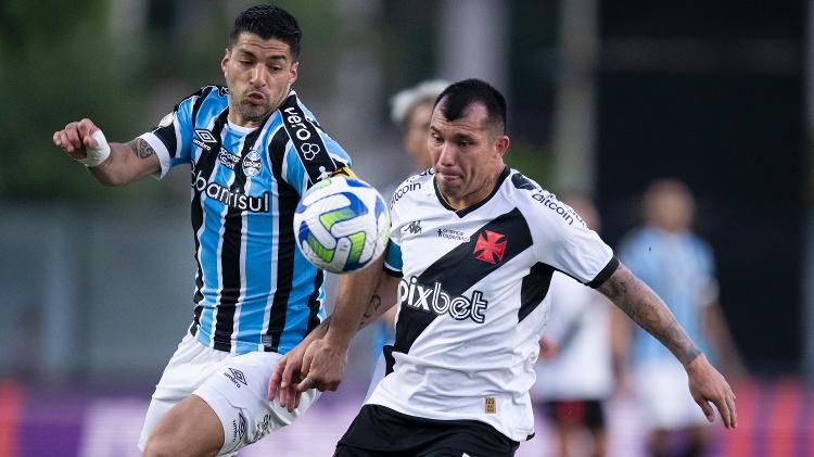 Suárez, do Grêmio, disputa lance com Medel, do Vasco, em jogo pelo Campeonato Brasileiro