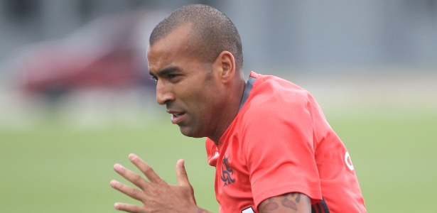 Fla analisa prós e contras e define caso de Emerson Sheik a partir de 2ª