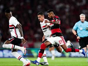 Flamengo sai na frente, mas São Paulo arranca empate e 'ajuda' o Palmeiras