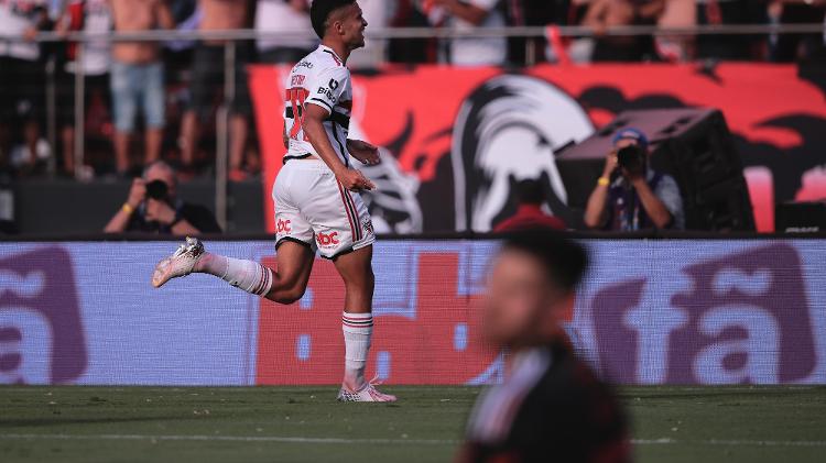 Flamengo se salva com pênalti no final, empata com São Paulo