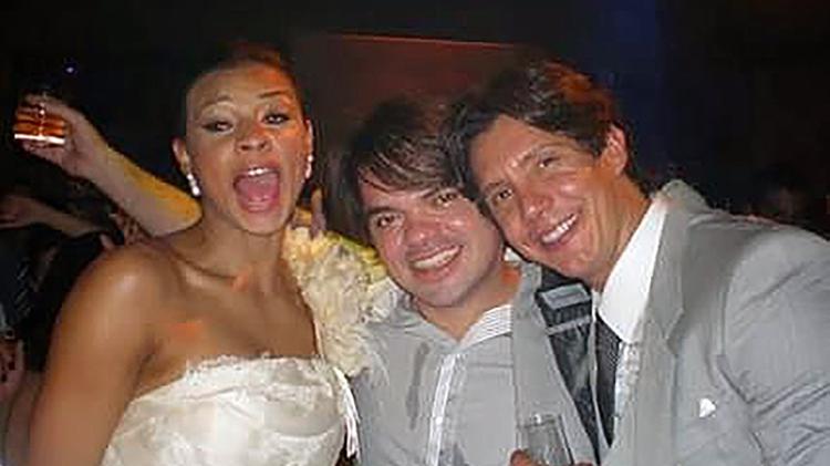 Rafael Aves no casamento da ex-jogadora com Ricardo, à direita 