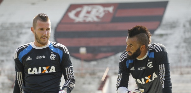 Titular no Fla há quase dois anos, Paulo Victor agora briga por vaga com Muralha