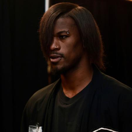 Jimmy Butler viraliza na NBA ao aparecer com cabelo e visual emo