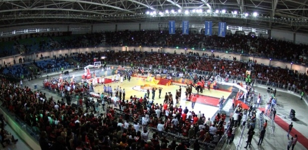 Arena olímpica tem final com iluminação pela metade, mas vê saldo positivo