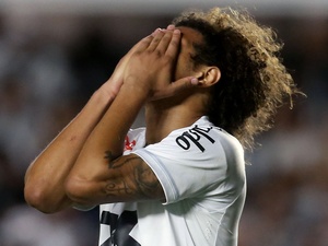 Willian Arão discute com Cuca no vestiário do Santos e depois se desculpa